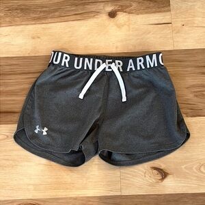 Under armor heat gear youth shorts. Elastic waist and drawstring